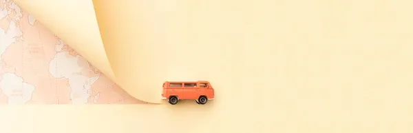 Koncepcja podróży z mapą zabawki van. Wysokiej jakości zdjęcie — Zdjęcie stockowe