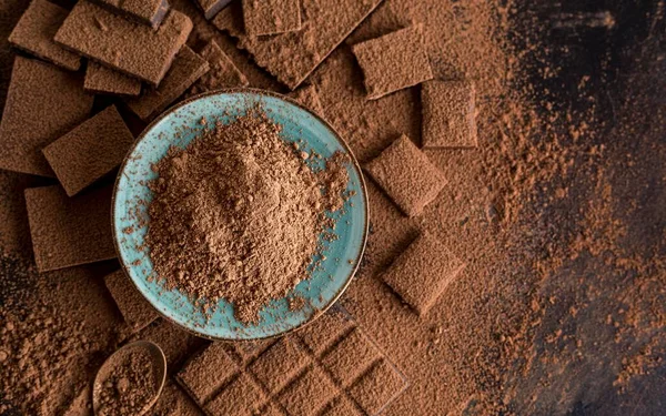 Chocolat vue du dessus avec poudre de cacao. Photo de haute qualité — Photo