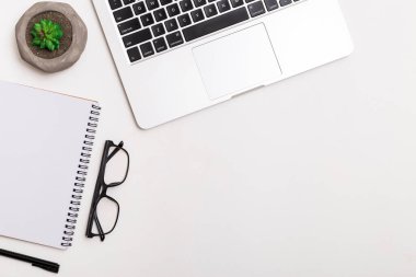 Laptop beyaz arka planlı çalışma alanı. Yüksek kalite fotoğraf