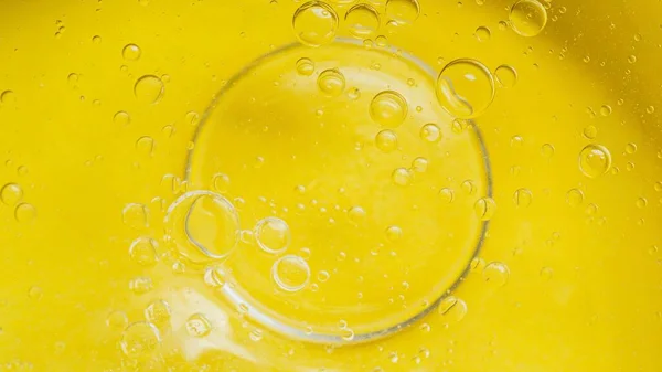 黄色の液体の背景を見る。高品質の写真 — ストック写真