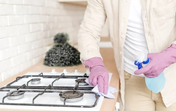 Man disinfecting stove. High quality photo — Stock Photo, Image