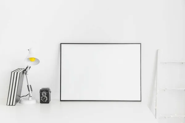 Stylowe minimalistyczne miejsce pracy biały kolor z białą tablicą. Wysokiej jakości zdjęcie — Zdjęcie stockowe