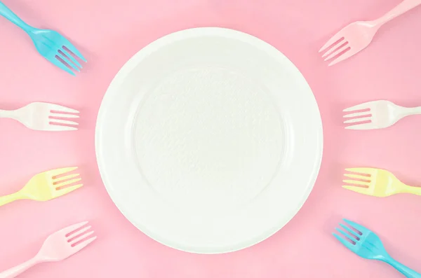 Coloridos platos de plástico de fondo rosa. Foto de alta calidad —  Fotos de Stock