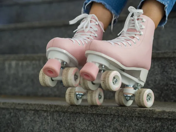 Vista lateral patins escadas. Foto de alta qualidade — Fotografia de Stock