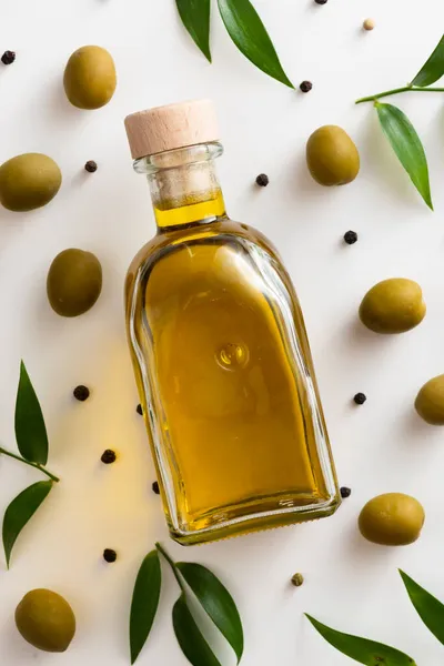 Olivenöl Flaschentisch. Hochwertiges Foto — Stockfoto
