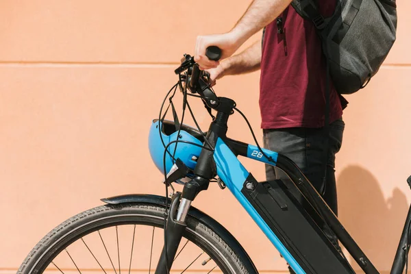 Querstehender Radfahrer E-Bike. Hochwertiges Foto — Stockfoto