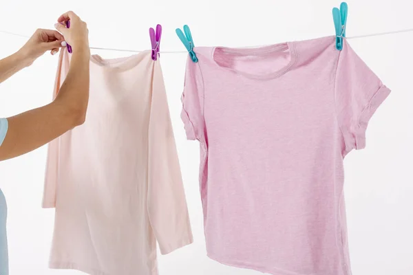 Mujer fijación de camisetas tendedero con pasadores de ropa. Foto de alta calidad — Foto de Stock