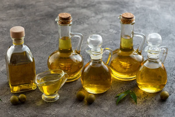 Contenitori di varietà riempiti con olio d'oliva. Foto di alta qualità — Foto Stock