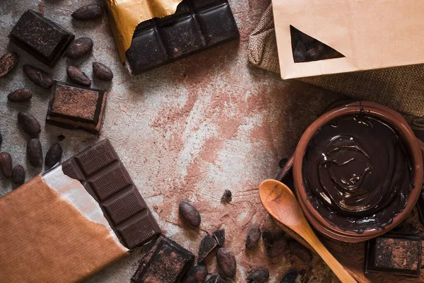 Çikolatalı kakao fasulyeli çikolatalı krema masası. Yüksek kalite fotoğraf — Stok fotoğraf