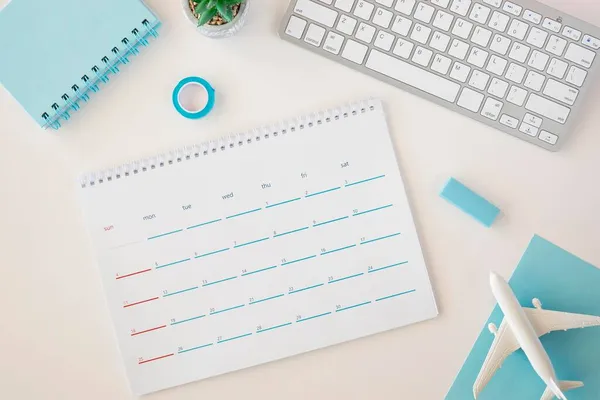 Płaski kalendarz planistyczny z niebieskimi akcesoriami. Wysokiej jakości zdjęcie — Zdjęcie stockowe