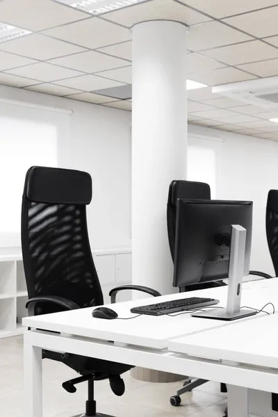 Sala de conferencias vacía con sillas de oficina negras. Foto de alta calidad — Foto de Stock