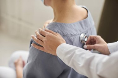 Kadın doktor steteskopla yaşlı hastayı kontrol ediyor. Yüksek kalite fotoğraf