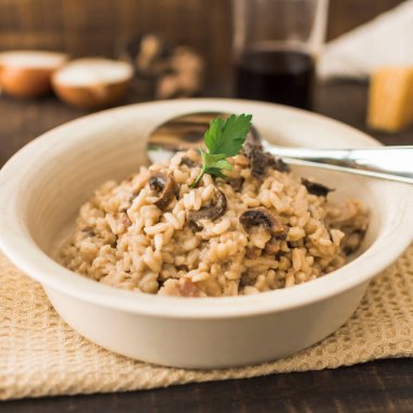 Lezzetli mantarlı risotto kaşıklı beyaz kase. Yüksek kalite fotoğraf