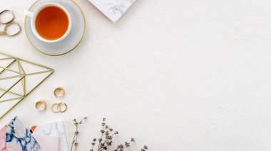 Çay fincanlı bir masaüstü. Yüksek kalite fotoğraf