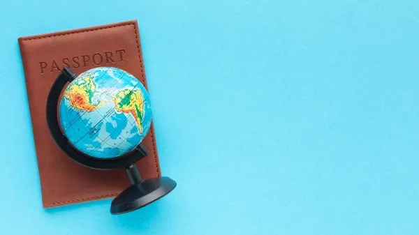 Flat lay globo mundial de passaporte. Foto de alta qualidade — Fotografia de Stock