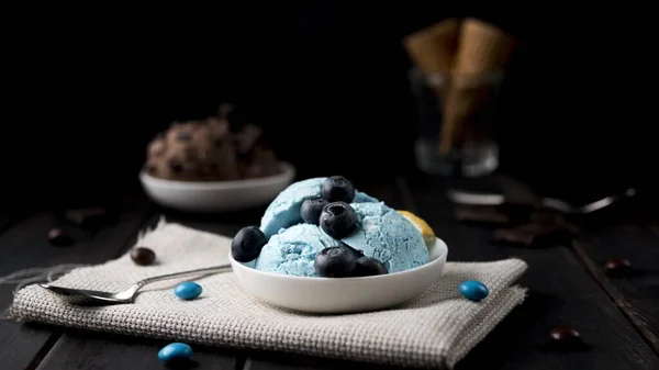 신선 한 아이스크림을 준비 한다. 고품질 사진 — 스톡 사진