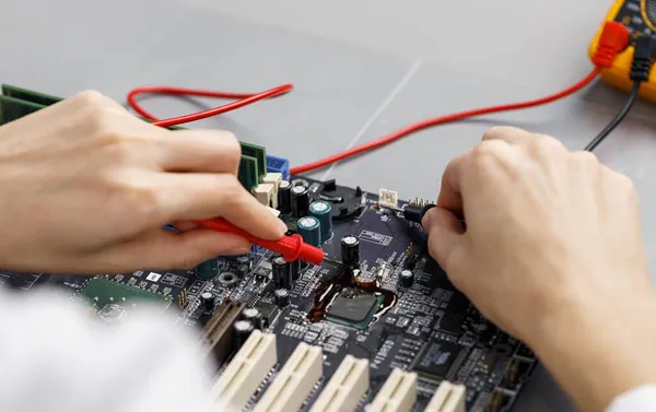 High angle female technician repairing computer motherboard. High quality photo — Stock Photo, Image