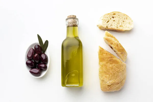 Aceite de oliva botella de pan aceitunas púrpuras. Foto de alta calidad — Foto de Stock