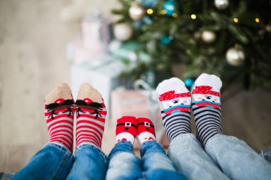 Aile kışlık çorap giyiyor. Yüksek kalite fotoğraf