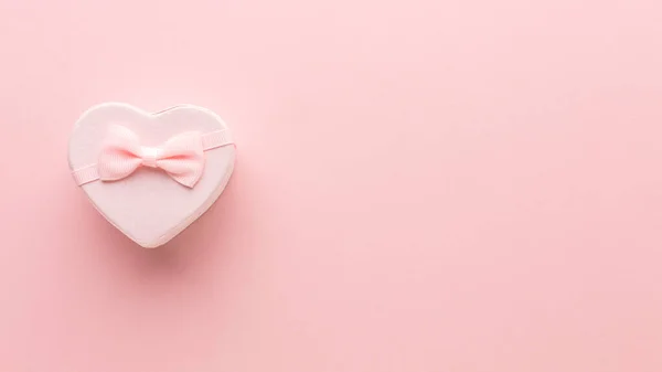 Επίπεδο θέσει ροζ καρδιά σχήμα δώρο. Υψηλής ποιότητας φωτογραφία — Φωτογραφία Αρχείου