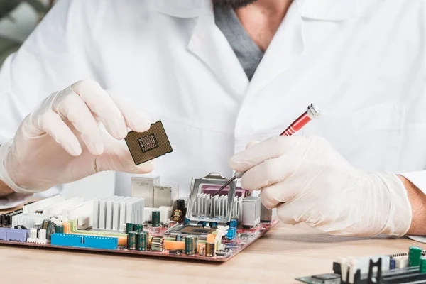 Close up male technician holding computer chip. High quality photo — Stock Photo, Image