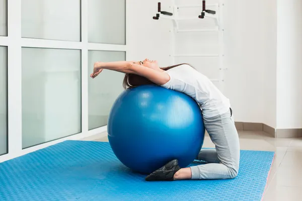 Female patient using exercise ball. High quality photo — Stock Photo, Image