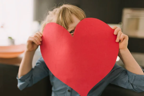 Concepto del día de las madres con corazón de papel. Foto de alta calidad — Foto de Stock