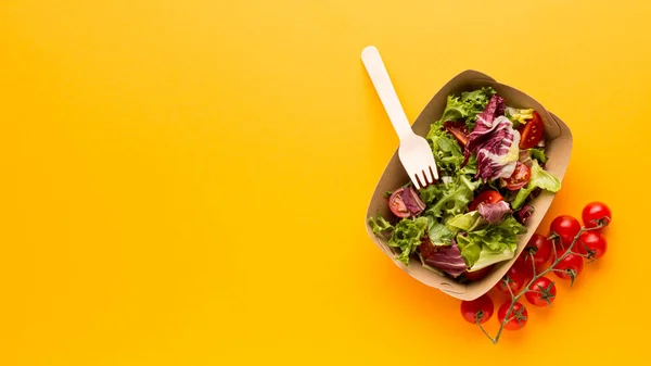 Flat lay caixa de salada frescura. Foto de alta qualidade — Fotografia de Stock