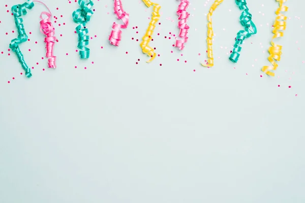 Dekoration Luftschlangen Konfetti blauen Hintergrund. Hochwertiges Foto — Stockfoto