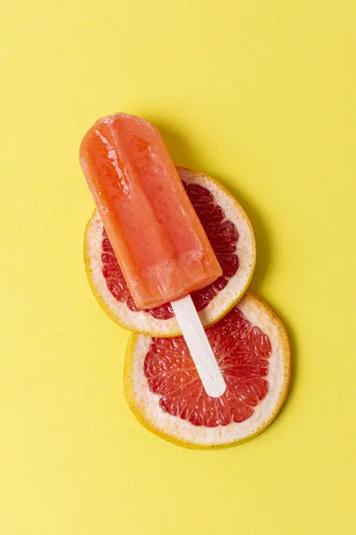 Es loli musim panas yang lezat dengan irisan jeruk. Foto berkualitas tinggi — Stok Foto