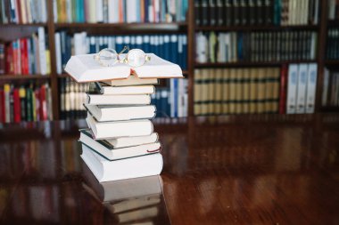 Kitap gözlüğü masa kütüphanesi. Yüksek kalite fotoğraf