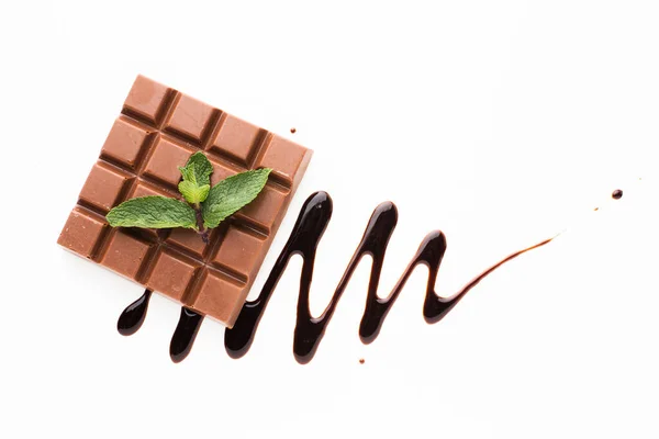 Barra de chocolate com molho. Foto de alta qualidade — Fotografia de Stock