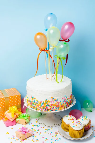 Arreglo concepto de fiesta de cumpleaños. Foto de alta calidad — Foto de Stock