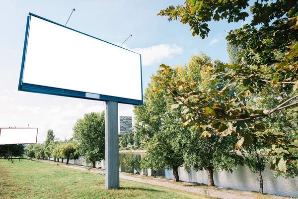 Nehir kenarındaki reklam panoları. Yüksek kalite fotoğraf — Stok fotoğraf