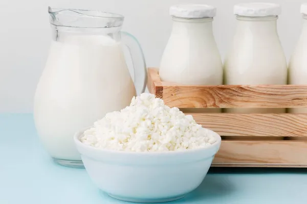 Cerrar la jarra de leche con requesón fresco. Foto de alta calidad — Foto de Stock