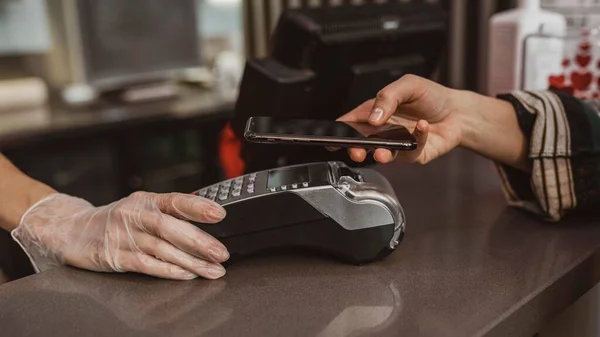 Cerrar el cliente pagando su factura del café. Foto de alta calidad — Foto de Stock