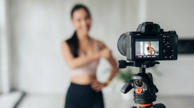 Bulanık genç bir kadın spor egzersizleri yapıyor. Yüksek kalite fotoğraf