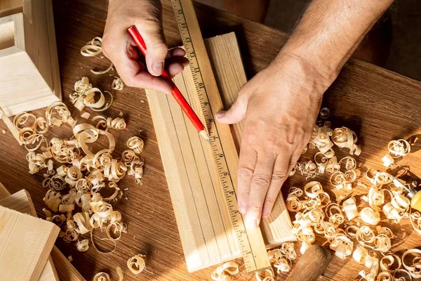 Carpenter measuring with ruler pencil. High quality photo — Stock Photo, Image