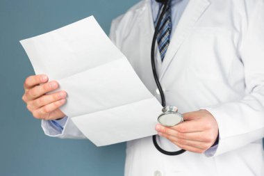 Doktor steteskopla tıbbi raporları tutuyor. Yüksek kalite fotoğraf