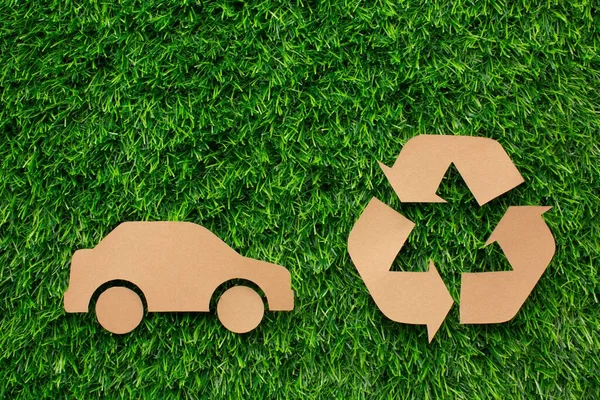 Kreskówkowy samochód recyklingu trawy znak. Wysokiej jakości zdjęcie — Zdjęcie stockowe