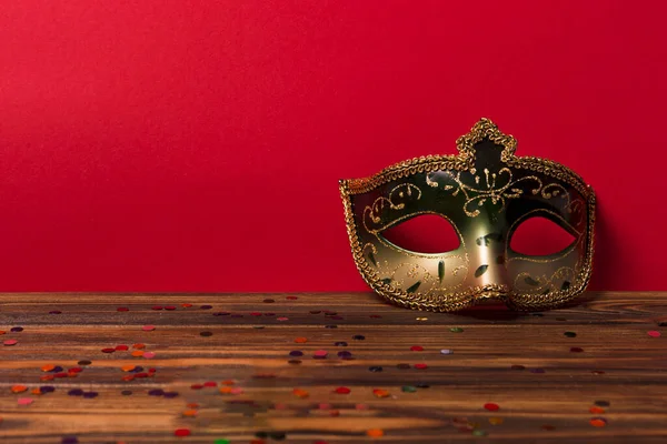 Máscara de carnaval cerca de la pared roja. Foto de alta calidad —  Fotos de Stock