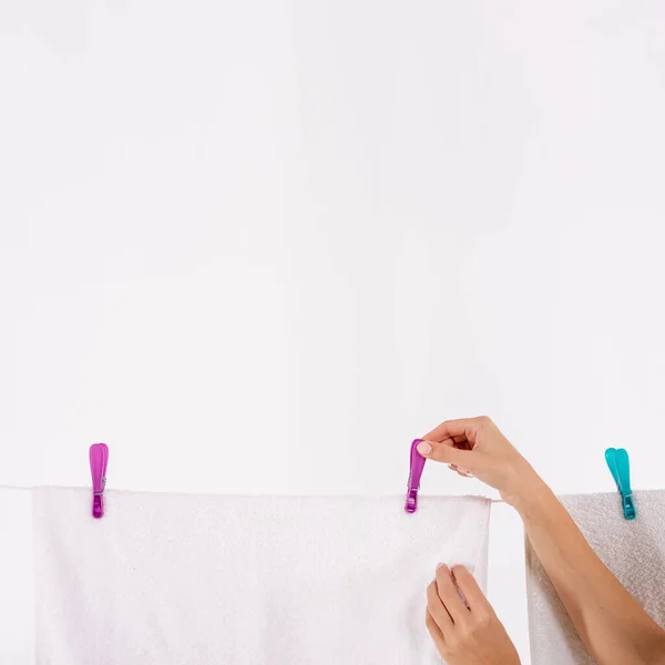 Acercamiento mujer tomando toallas tendedero. Foto de alta calidad — Foto de Stock