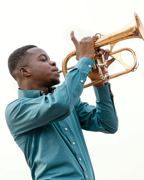 Jeune Homme Jouant Musique Jazz Day Photo Haute Résolution — Photo