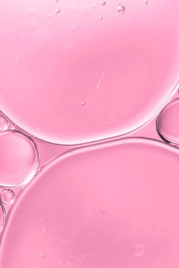 Şeffaf yağ damlaları su damlaları yumuşak pembe bulanık arkaplan. Yüksek çözünürlüklü fotoğraf