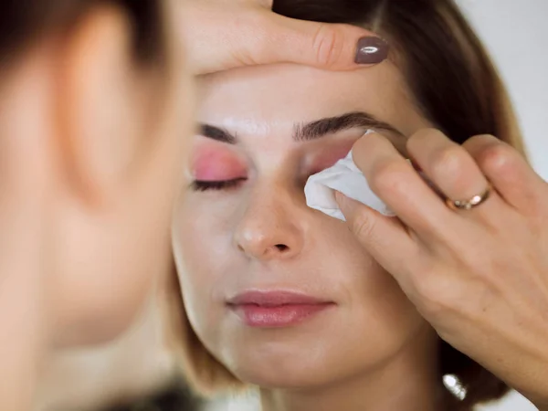 Mujer Limpiando Modelo Maquillaje Ojos Foto Alta Resolución — Foto de Stock