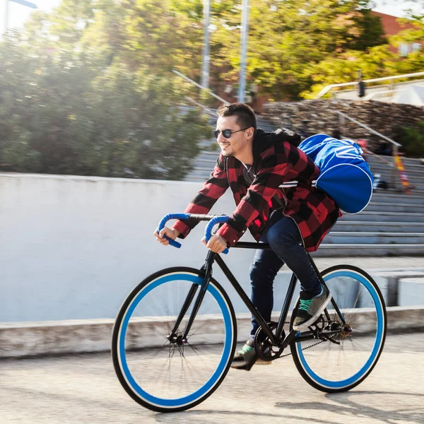 Joven Con Bolsa Montar Bicicleta Foto Alta Resolución — Foto de Stock