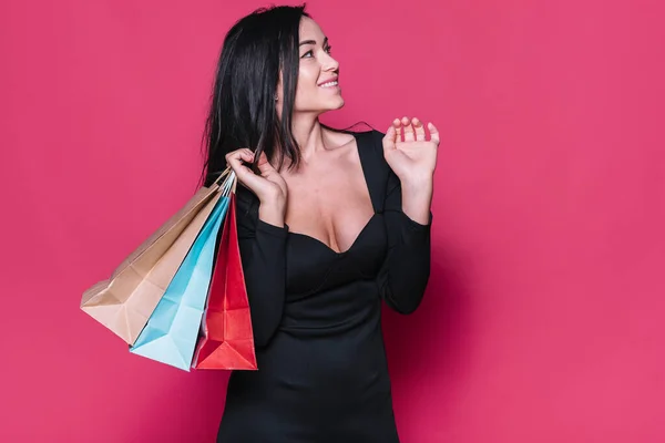 Trendiges Schwarzes Frauenkleid Mit Einkaufstaschen Foto Hoher Auflösung — Stockfoto