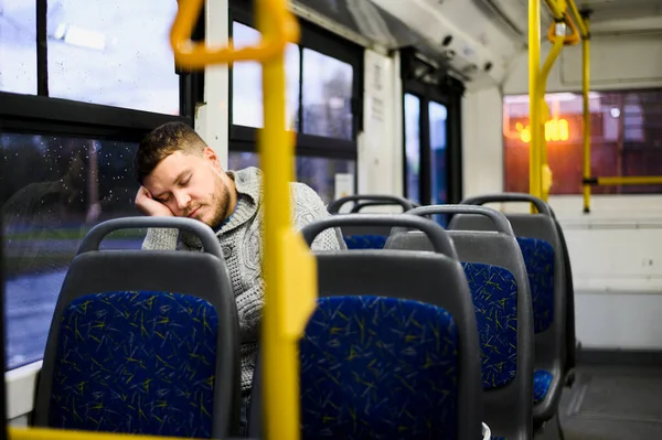 Młody Mężczyzna Śpi Autobusie Zdjęcie Wysokiej Rozdzielczości — Zdjęcie stockowe