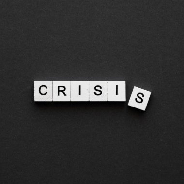 Üst düzey kriz kelimesi tahtadan yapılmış küpler. Yüksek çözünürlüklü fotoğraf