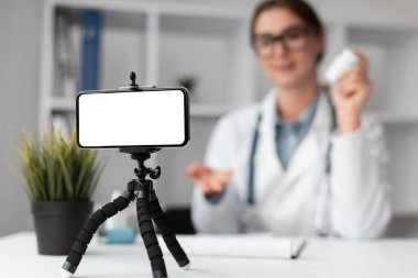 Portre doktoru video konferans kliniği. Yüksek çözünürlüklü fotoğraf